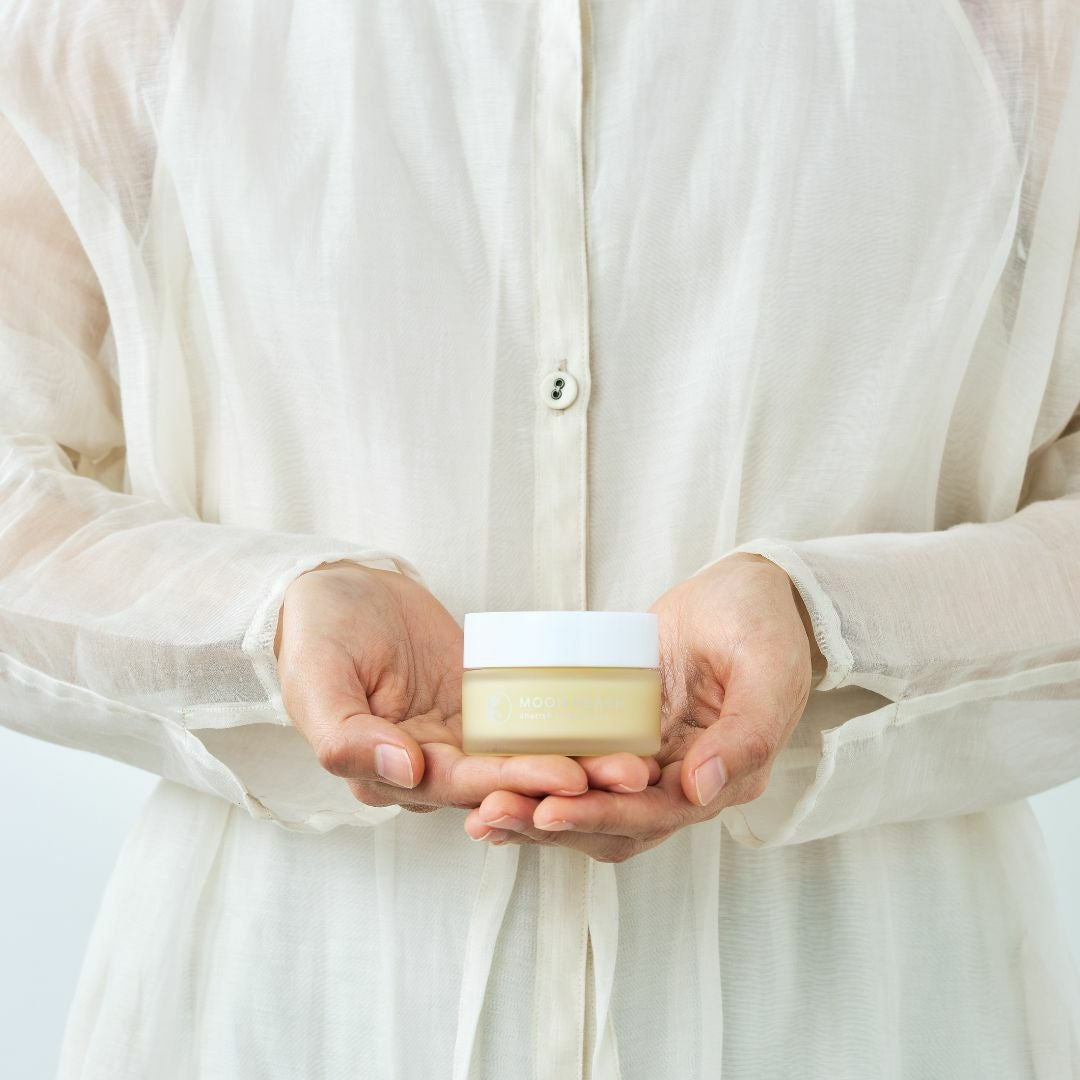 月桃花が敏感肌を優しく保護する センシティブケアバーム